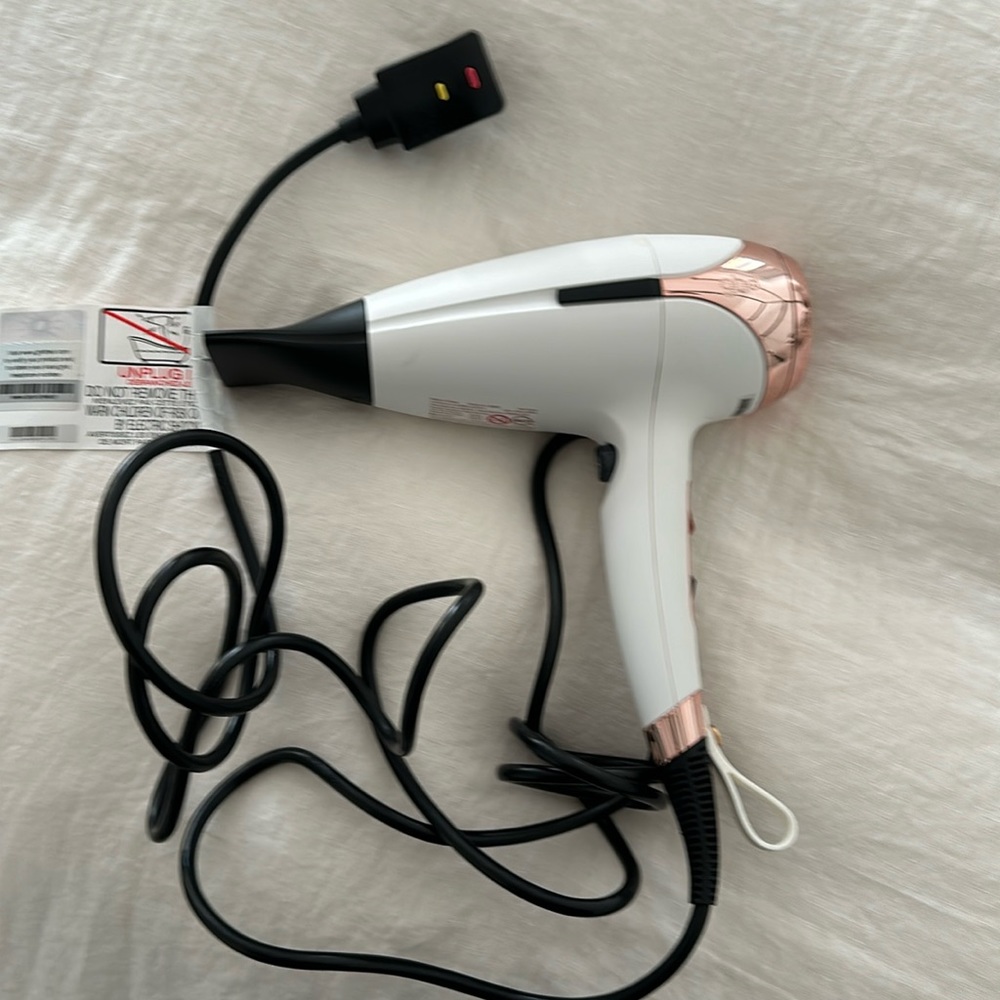 GHD Blowdryer with nozzle attachment.